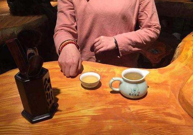 【茶知识】倒茶时用手指敲桌子是什么意思