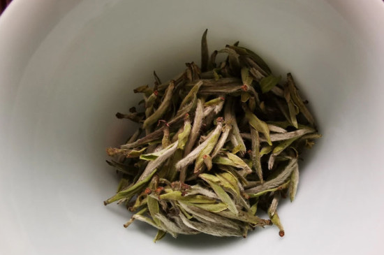 新旧白茶怎么区分，怎么分辨白茶是新还是旧