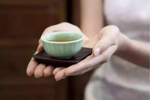 中国茶文化中的“客来敬茶”