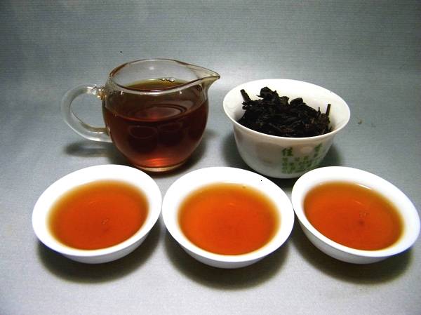 冲泡茶叶时，茶汤表面上的那层薄膜是什么？