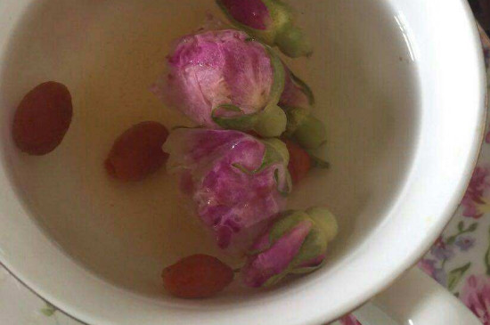 缙云黄茶能跟玫瑰一起泡吗_玫瑰花可以和茶叶一起泡水喝吗？