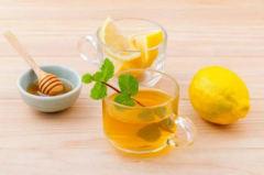 绿茶蜂蜜水的功效：润肠通便清肺止咳