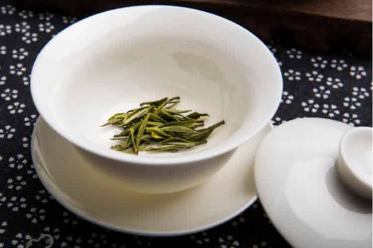 白茶的禁忌是什么：过量喝白茶(面黄肌瘦、呕吐腹泻)