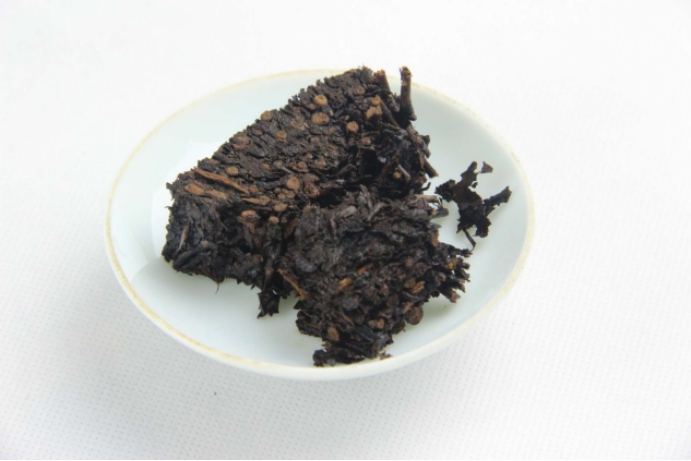 黑毛茶和黑砖茶有什么区别？教你快速认识黑毛茶与黑砖茶的区"