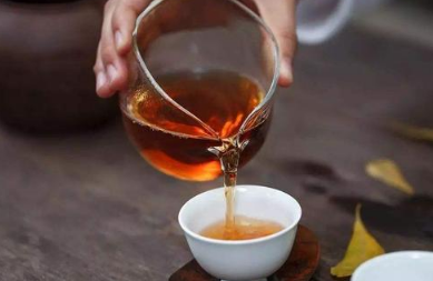 喝茶水对身体有什么好处和坏处（喝茶水和喝白开水哪个更健康）