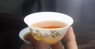 喝茶水对身体有什么好处和坏处（喝茶水和喝白开水哪个更健康）