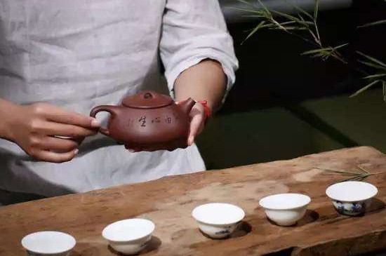 性格内向适合做茶艺师_什么性格的人适合做茶艺师？