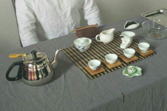 茶艺师与评茶师哪个更实用_评茶员和茶艺师哪个更好？