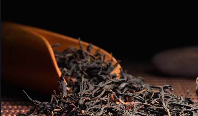 如何辨别红茶中是否有人工添加剂？