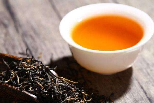 红茶和牛奶一起喝吗?一起喝会便秘腹泻，红茶作用被破坏