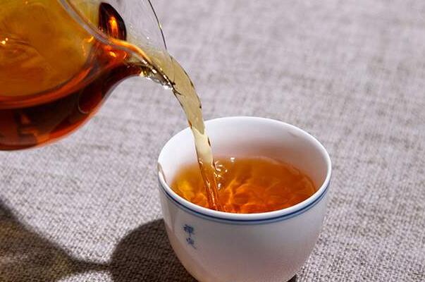 红茶和牛奶一起喝吗?一起喝会便秘腹泻，红茶作用被破坏