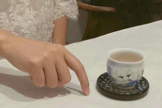 倒茶的手势图片