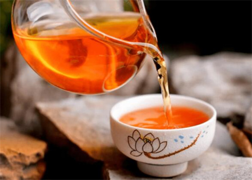 普洱茶涩味重(用粗老原料制成的普洱茶味道更甜)